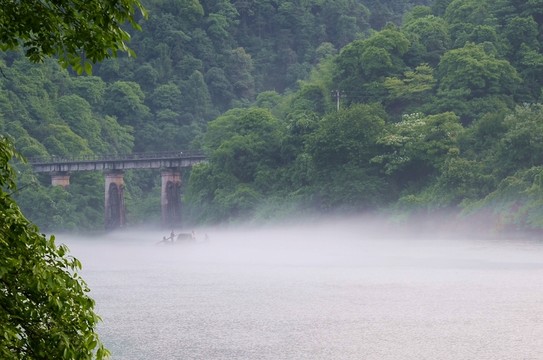 霧漫小東江