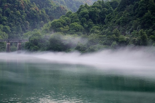 霧漫小東江