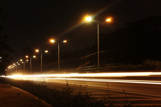 夜晚馬路車流