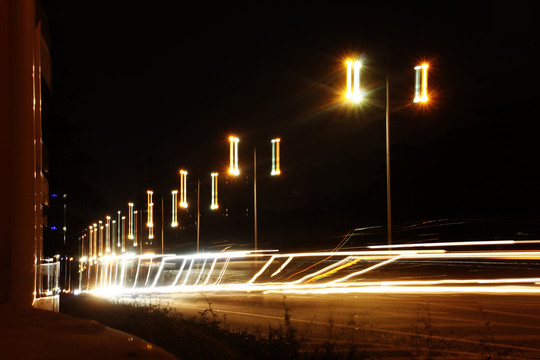 夜晚馬路車流