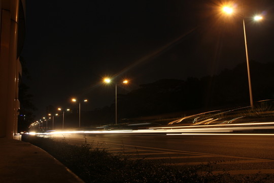 夜晚馬路車流