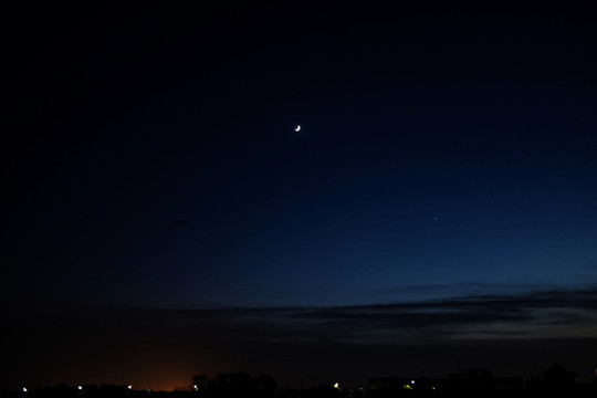 上弦月夜空