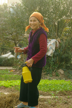 在她的花園里的女人