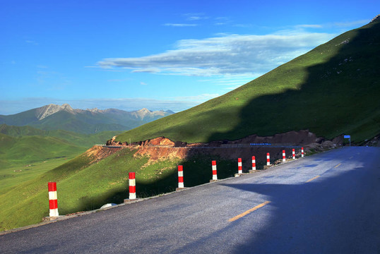 蜿蜒的山路