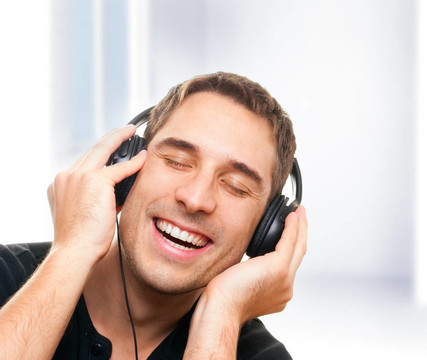 微笑的男人聽音樂