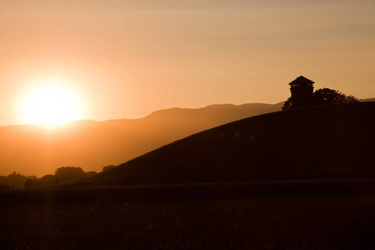 美麗的日落在山的后面