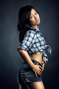 穿著襯衫的亞洲女人