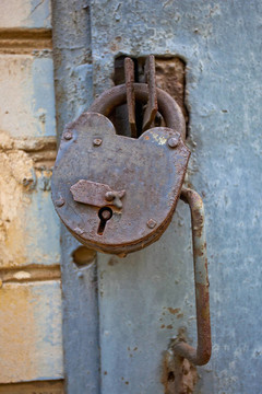 在一個(gè)舊的金屬門(mén)Rusty padlock