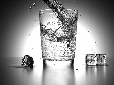 水濺到杯冰塊在玻璃