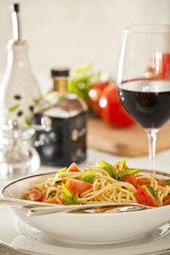 番茄和Basil Pasta Dinner