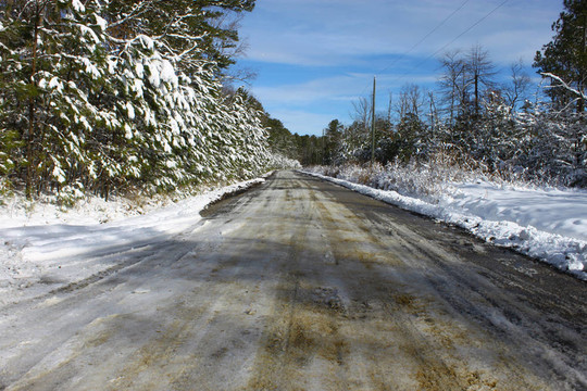 最近耕種和在冬天結(jié)冰的道路一個新的降雪后