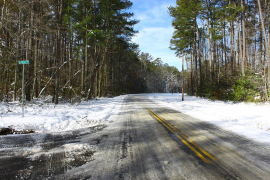 最近耕種和在冬天結冰的道路一個新的降雪后