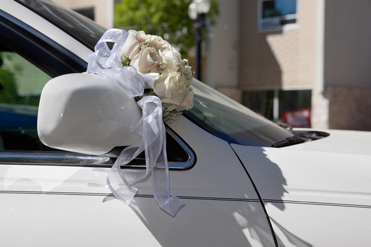 車上的婚禮花束