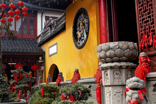 玉佛寺門口的燈籠帶該寺上海中國最著名的佛教寺廟在上海過年的裝飾品