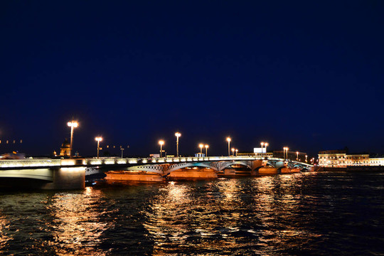圣彼得堡圣母領(lǐng)報(bào)橋夜景