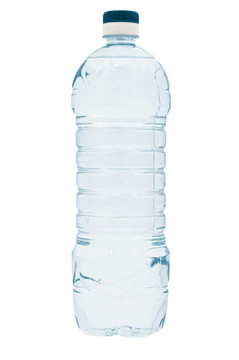 純礦泉水的藍色塑料瓶。白色背景中分離