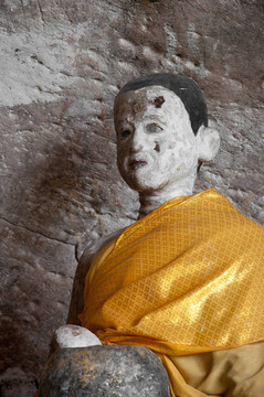 在雅拉寺石窟古代佛像；泰國