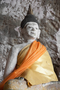 在雅拉寺石窟古代佛像；泰國