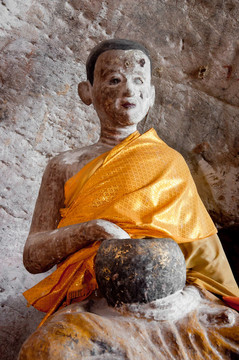 在雅拉寺石窟古代佛像；泰國