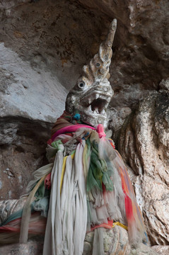 在雅拉寺石窟古代娜迦雕像；泰國