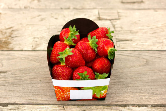 Strawberry Basket在桌子上