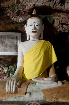 在雅拉寺石窟古代佛像；泰國
