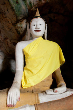 在雅拉寺石窟古代佛像；泰國