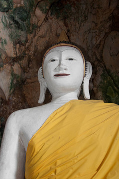 在雅拉寺石窟古代佛像；泰國