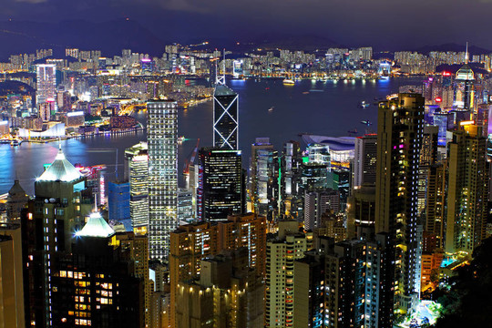 香港的天際線在夜間