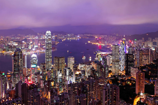 香港的天際線在夜間