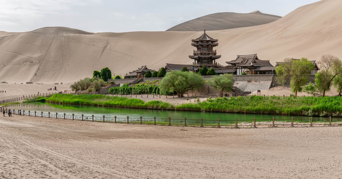 敦煌鳴沙山月牙泉