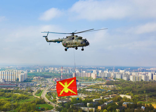 在勝利天閱兵式上，莫斯科上空懸掛軍事旗幟的直升機鳥瞰圖