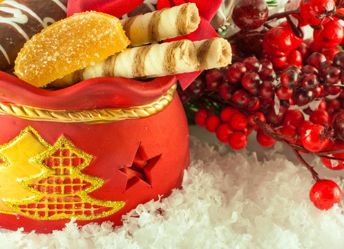 帶禮品的圣誕袋；餅干和水果糖果；毛皮樹枝