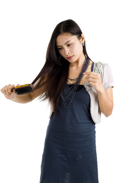 女人梳著她的頭發(fā)