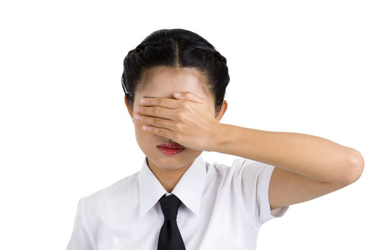 商人蒙住她的眼睛