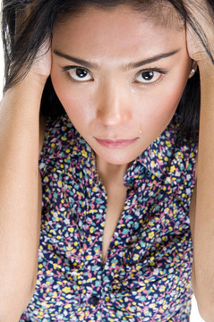 哭泣的亞洲美女