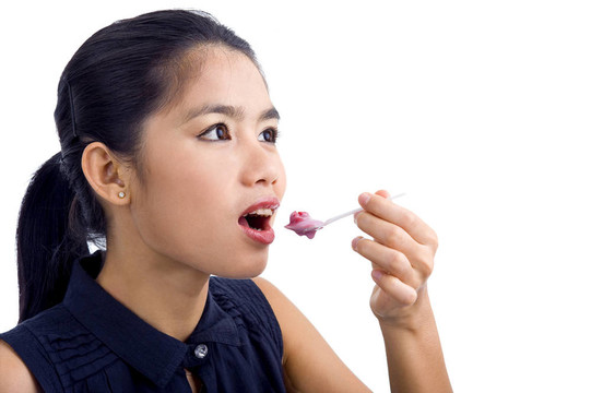 年輕漂亮的女人吃酸奶