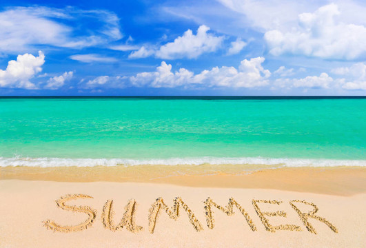 夏日海灘上的字