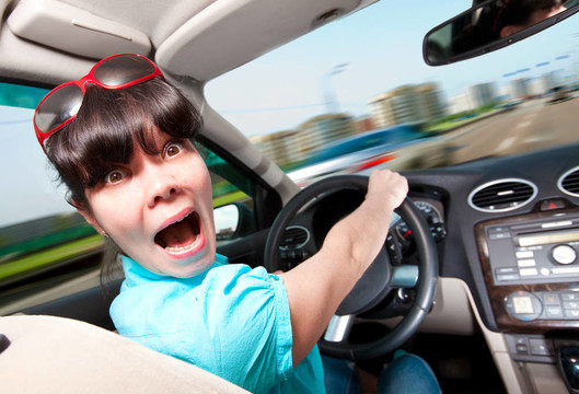 婦女駕駛汽車