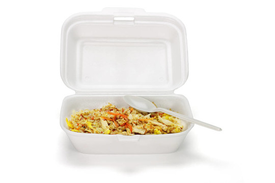 在塑料盒炒飯