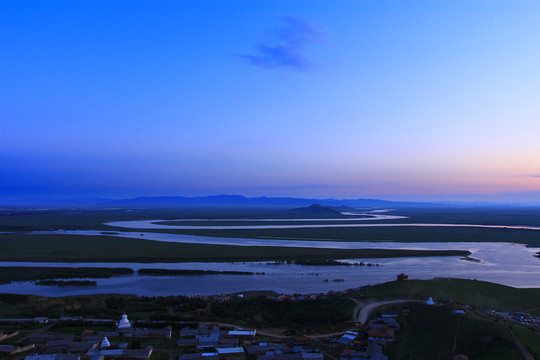 夢(mèng)回晨曦的河流