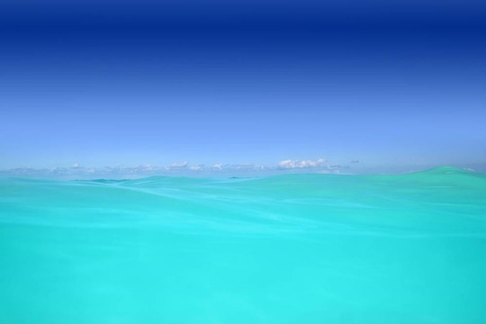 加勒比波浪綠松石水高地平線