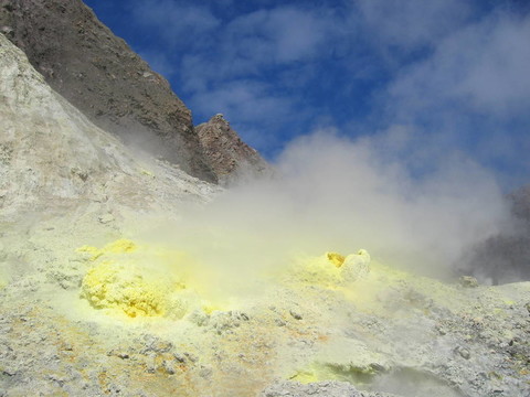 新西蘭火山活動(dòng)島上的硫磺石