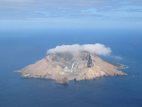 懷特島上的活火山鳥瞰圖；在離海岸不遠(yuǎn)的一個(gè)小火山島上的新西蘭