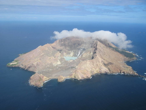懷特島上的活火山鳥瞰圖；在離海岸不遠(yuǎn)的一個(gè)小火山島上的新西蘭