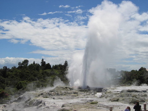 在羅托魯阿附近的熱地區(qū)法卡雷瓦雷瓦Pohutu Geyser；新西蘭