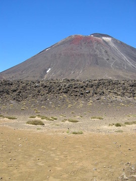 對山的高峰；在湯加里羅國家公園新西蘭的一座活火山；