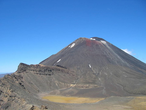 對山的高峰；在湯加里羅國家公園新西蘭的一座活火山；