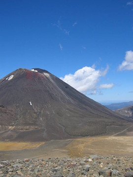 對山的高峰；在湯加里羅國家公園新西蘭的一座活火山；