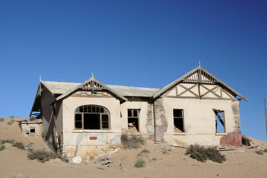 廢棄的房子在鬼城納米比亞的Kolmanskop